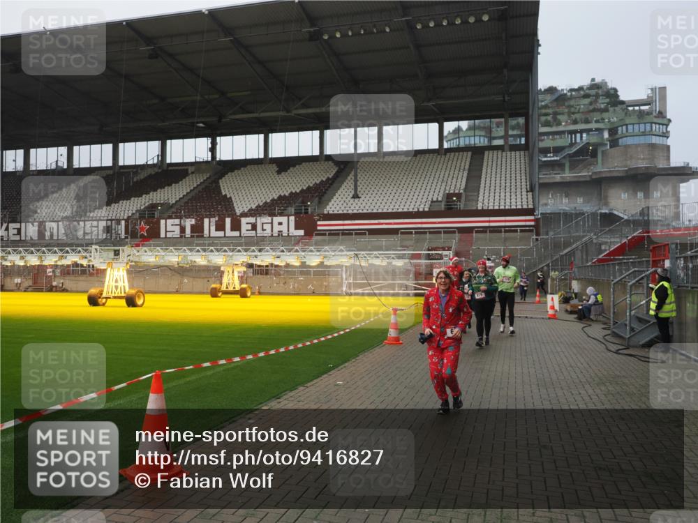 07.12.2025 - St. Pauli X-Mass-Run No. 15 Fabian Wolf http://msf.ph/oto/9416827 07.12.2025 11:12:05 Ziel 388, 408, 416, 437, 694, 695, 819, 1246, 1278 meine-sportfotos.de