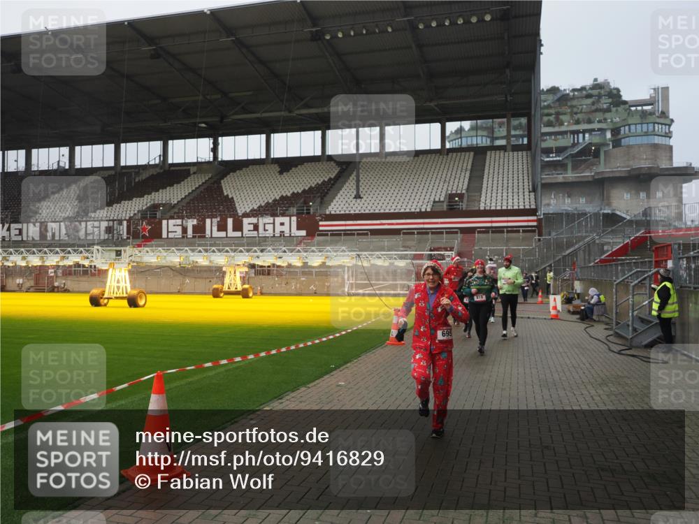 07.12.2025 - St. Pauli X-Mass-Run No. 15 Fabian Wolf http://msf.ph/oto/9416829 07.12.2025 11:12:05 Ziel 388, 408, 416, 437, 694, 695, 819, 1246, 1278 meine-sportfotos.de