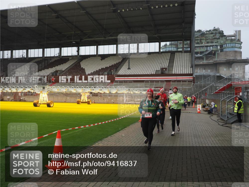 07.12.2025 - St. Pauli X-Mass-Run No. 15 Fabian Wolf http://msf.ph/oto/9416837 07.12.2025 11:12:08 Ziel 76, 79, 388, 408, 416, 437, 695, 819, 1246, 1278 meine-sportfotos.de