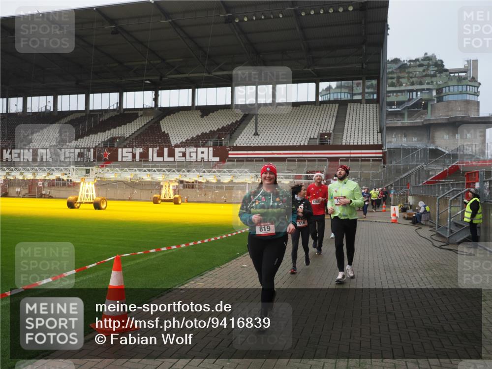 07.12.2025 - St. Pauli X-Mass-Run No. 15 Fabian Wolf http://msf.ph/oto/9416839 07.12.2025 11:12:09 Ziel 76, 79, 388, 408, 416, 437, 695, 819, 1246, 1278 meine-sportfotos.de