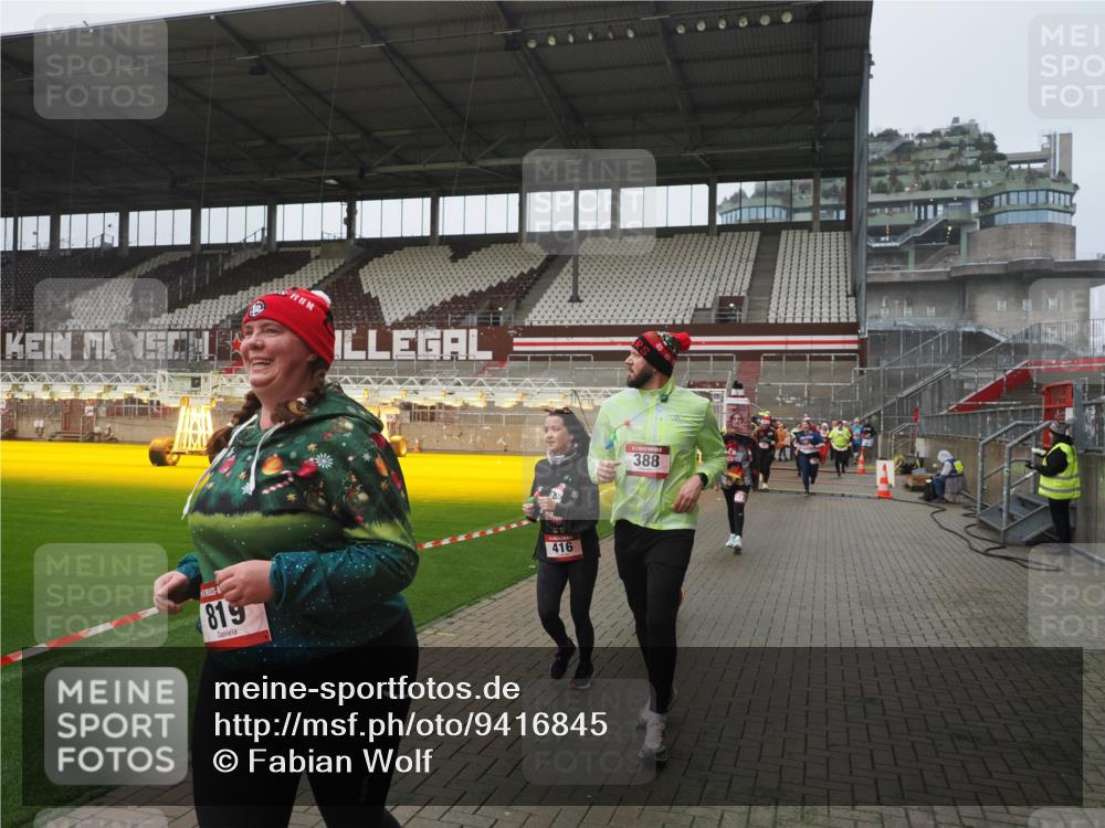 07.12.2025 - St. Pauli X-Mass-Run No. 15 Fabian Wolf http://msf.ph/oto/9416845 07.12.2025 11:12:10 Ziel 76, 79, 388, 408, 416, 437, 605, 695, 819, 1246, 1278 meine-sportfotos.de