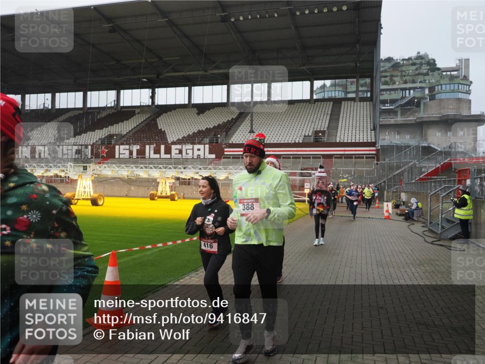 07.12.2025 - St. Pauli X-Mass-Run No. 15 Fabian Wolf http://msf.ph/oto/9416847 07.12.2025 11:12:10 Ziel 76, 79, 388, 408, 416, 437, 605, 695, 819, 1246, 1278 meine-sportfotos.de