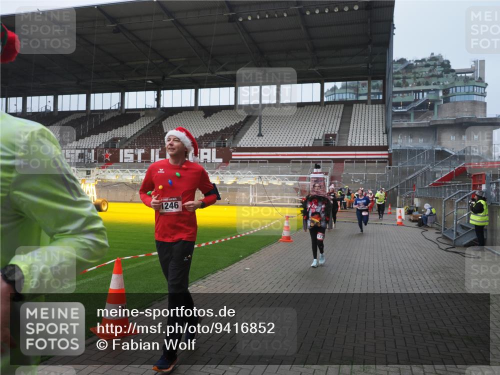 07.12.2025 - St. Pauli X-Mass-Run No. 15 Fabian Wolf http://msf.ph/oto/9416852 07.12.2025 11:12:11 Ziel 76, 79, 388, 416, 437, 597, 605, 695, 819, 1246, 1278 meine-sportfotos.de