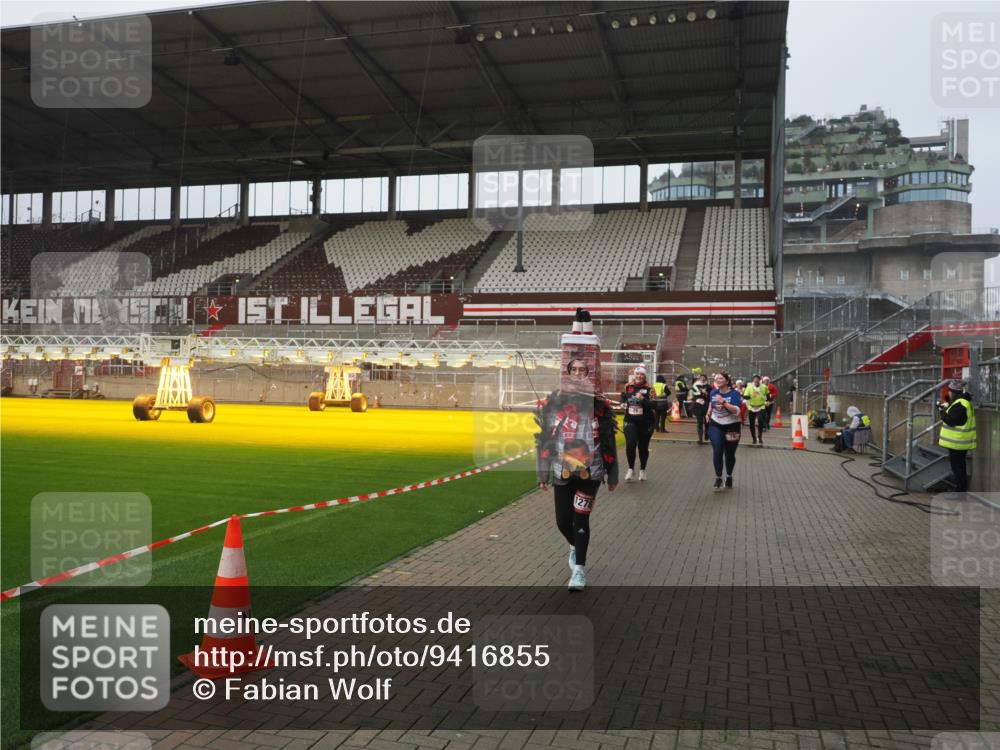 07.12.2025 - St. Pauli X-Mass-Run No. 15 Fabian Wolf http://msf.ph/oto/9416855 07.12.2025 11:12:13 Ziel 76, 79, 388, 416, 597, 605, 695, 819, 836, 888, 1246, 1278 meine-sportfotos.de