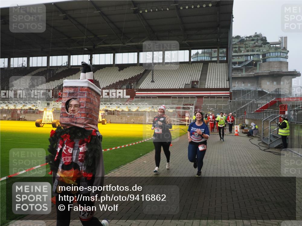 07.12.2025 - St. Pauli X-Mass-Run No. 15 Fabian Wolf http://msf.ph/oto/9416862 07.12.2025 11:12:15 Ziel 76, 79, 218, 388, 416, 597, 605, 671, 682, 695, 718, 819, 836, 839, 888, 1246, 1278 meine-sportfotos.de
