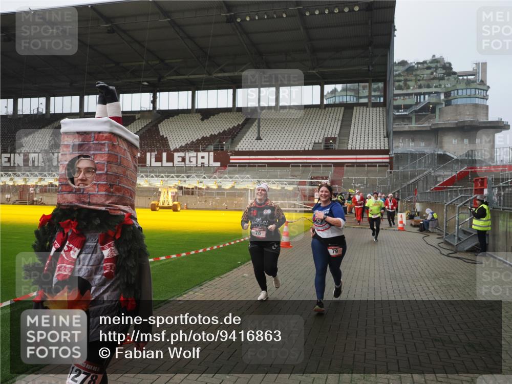 07.12.2025 - St. Pauli X-Mass-Run No. 15 Fabian Wolf http://msf.ph/oto/9416863 07.12.2025 11:12:15 Ziel 76, 79, 218, 388, 416, 597, 605, 671, 682, 695, 718, 819, 836, 839, 888, 1246, 1278 meine-sportfotos.de