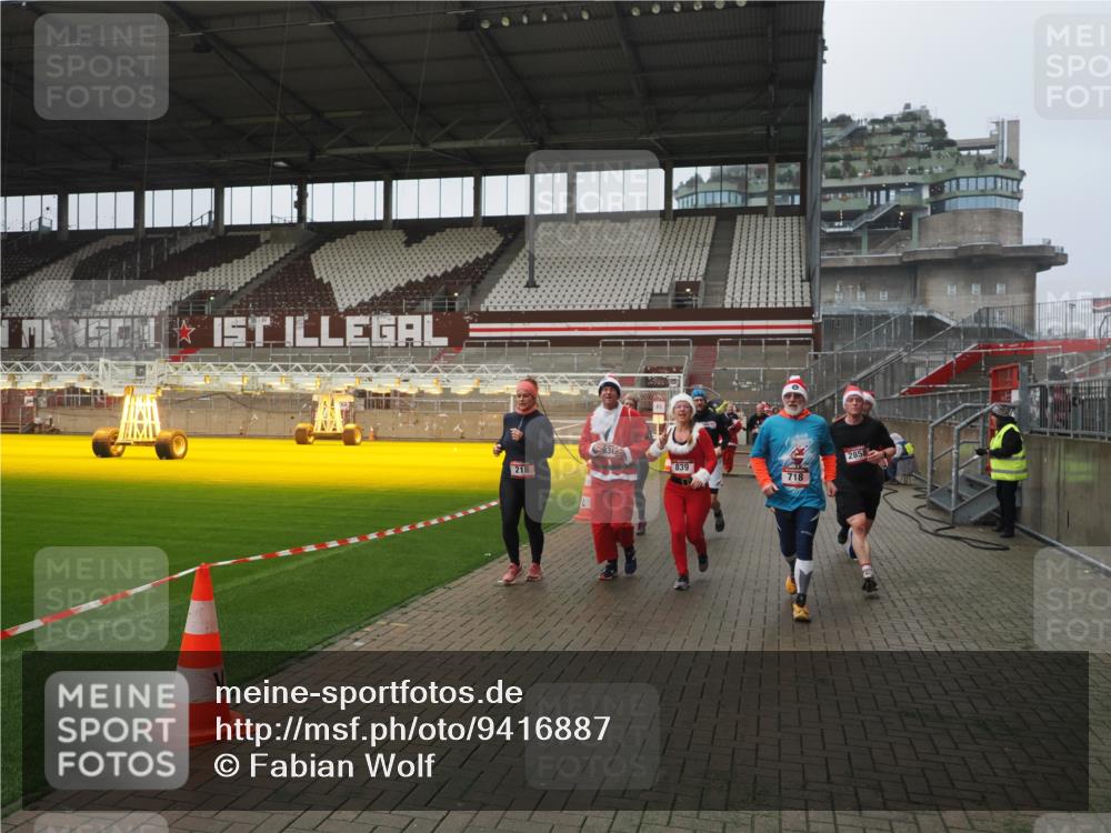 07.12.2025 - St. Pauli X-Mass-Run No. 15 Fabian Wolf http://msf.ph/oto/9416887 07.12.2025 11:12:23 Ziel 46, 76, 79, 218, 597, 605, 663, 671, 682, 718, 836, 839, 888, 2858 meine-sportfotos.de