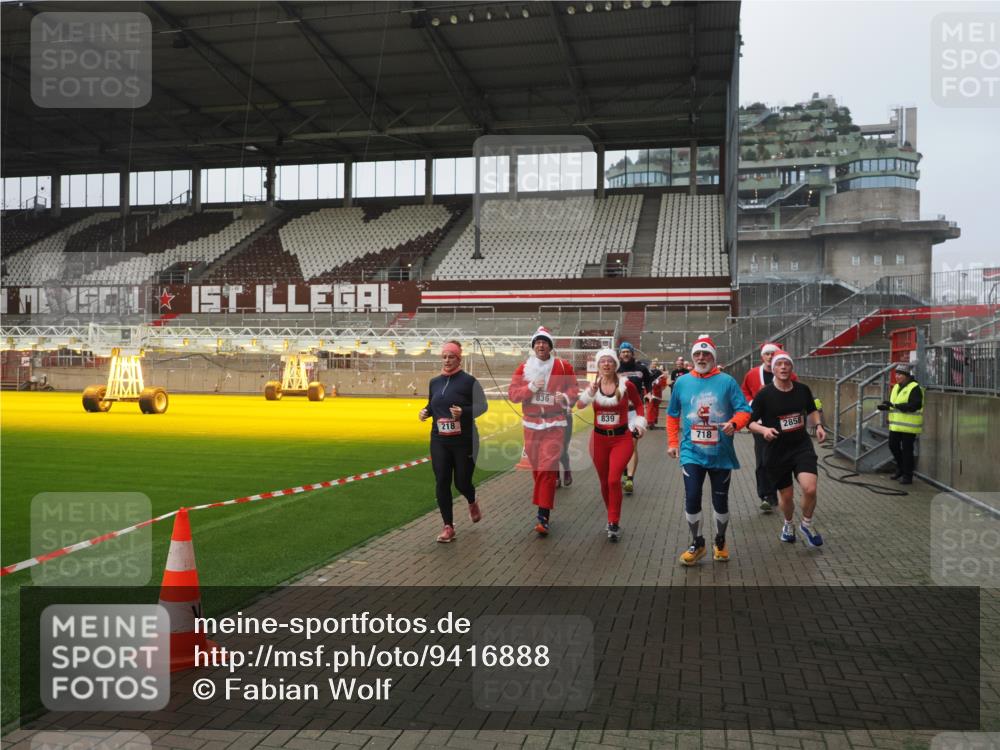 07.12.2025 - St. Pauli X-Mass-Run No. 15 Fabian Wolf http://msf.ph/oto/9416888 07.12.2025 11:12:24 Ziel 46, 76, 79, 218, 597, 605, 663, 671, 682, 718, 836, 839, 888, 2858 meine-sportfotos.de