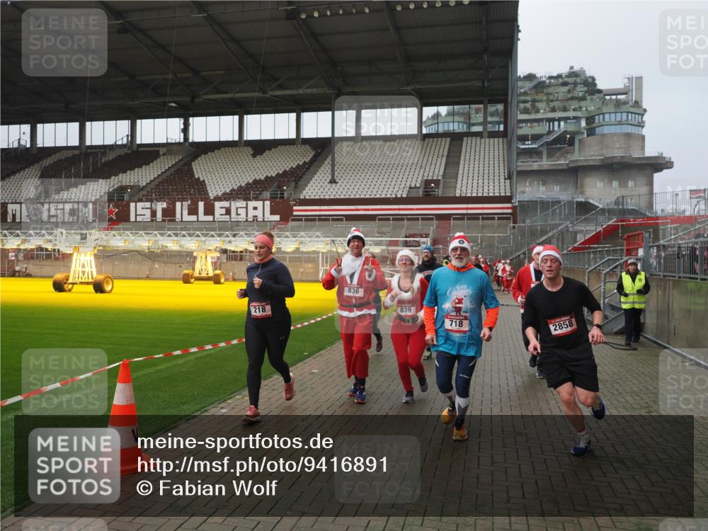 07.12.2025 - St. Pauli X-Mass-Run No. 15 Fabian Wolf http://msf.ph/oto/9416891 07.12.2025 11:12:24 Ziel 46, 76, 79, 218, 597, 605, 663, 671, 682, 718, 836, 839, 888, 2858 meine-sportfotos.de