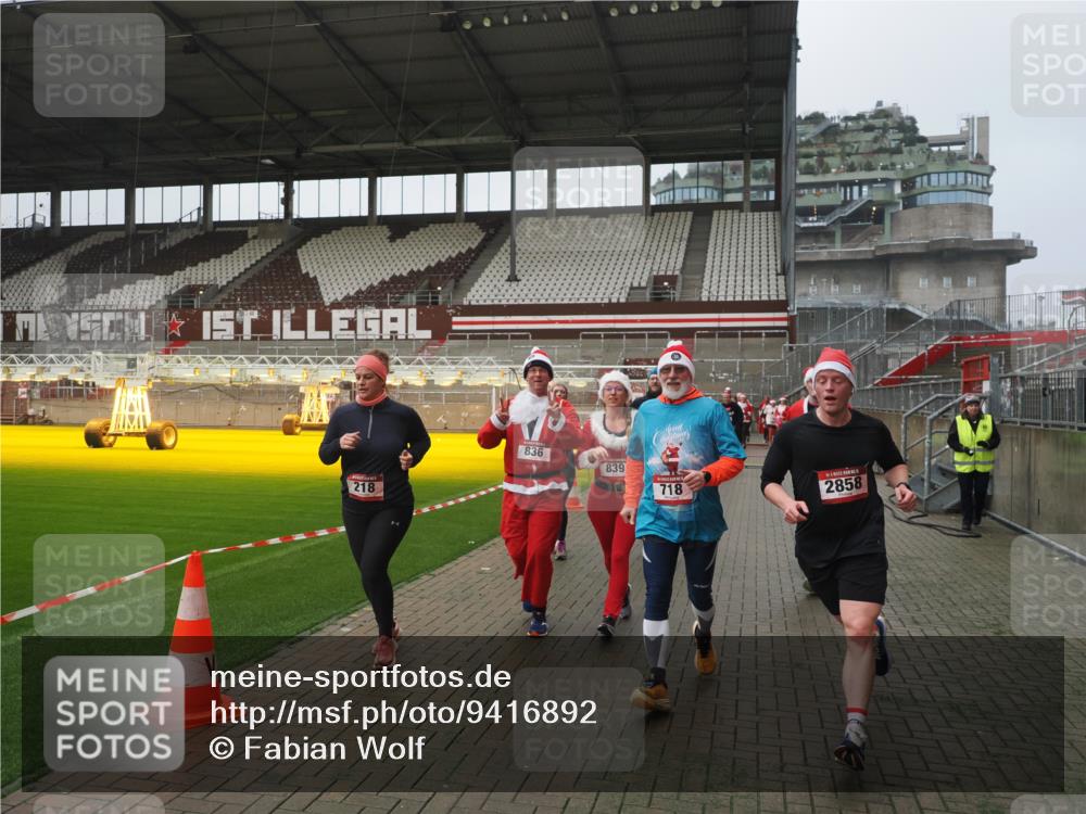 07.12.2025 - St. Pauli X-Mass-Run No. 15 Fabian Wolf http://msf.ph/oto/9416892 07.12.2025 11:12:24 Ziel 46, 76, 79, 218, 597, 605, 663, 671, 682, 718, 836, 839, 888, 2858 meine-sportfotos.de