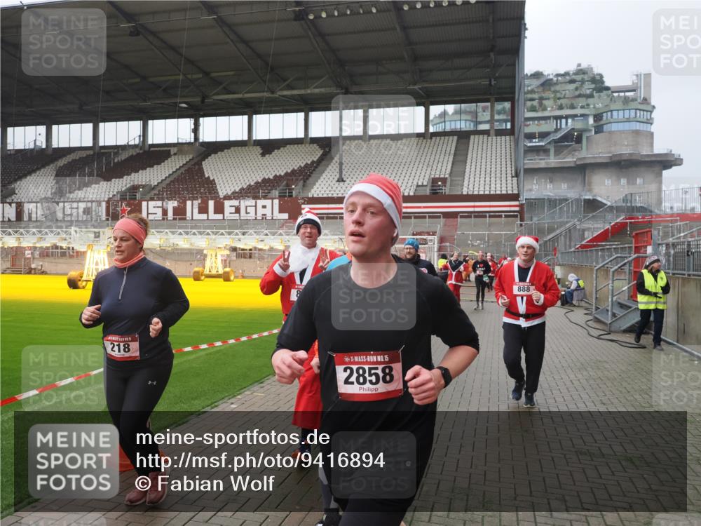 07.12.2025 - St. Pauli X-Mass-Run No. 15 Fabian Wolf http://msf.ph/oto/9416894 07.12.2025 11:12:25 Ziel 46, 76, 79, 218, 489, 597, 605, 663, 671, 682, 718, 836, 839, 888, 1142, 2858 meine-sportfotos.de
