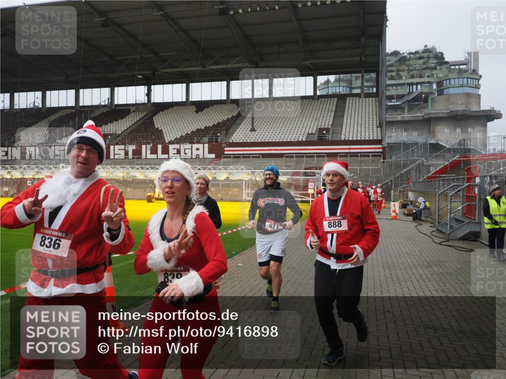 07.12.2025 - St. Pauli X-Mass-Run No. 15 Fabian Wolf http://msf.ph/oto/9416898 07.12.2025 11:12:26 Ziel 46, 76, 79, 218, 489, 597, 605, 663, 671, 682, 718, 836, 839, 888, 1142, 1609, 1610, 2858 meine-sportfotos.de