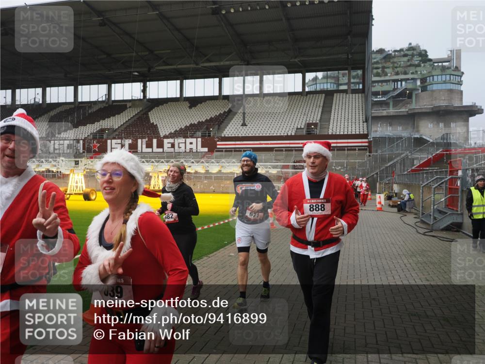 07.12.2025 - St. Pauli X-Mass-Run No. 15 Fabian Wolf http://msf.ph/oto/9416899 07.12.2025 11:12:26 Ziel 46, 76, 79, 218, 489, 597, 605, 663, 671, 682, 718, 836, 839, 888, 1142, 1609, 1610, 2858 meine-sportfotos.de