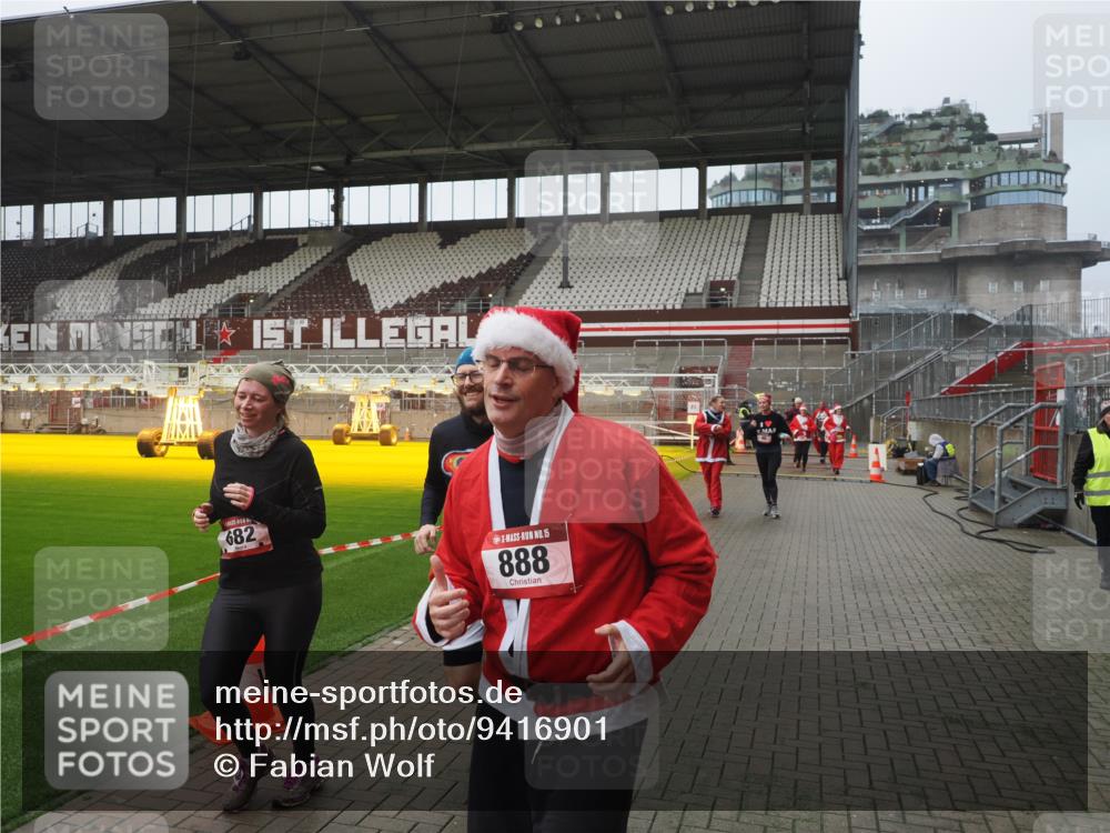 07.12.2025 - St. Pauli X-Mass-Run No. 15 Fabian Wolf http://msf.ph/oto/9416901 07.12.2025 11:12:27 Ziel 46, 76, 79, 218, 489, 597, 605, 663, 671, 682, 718, 836, 839, 888, 1142, 1609, 1610, 2858 meine-sportfotos.de