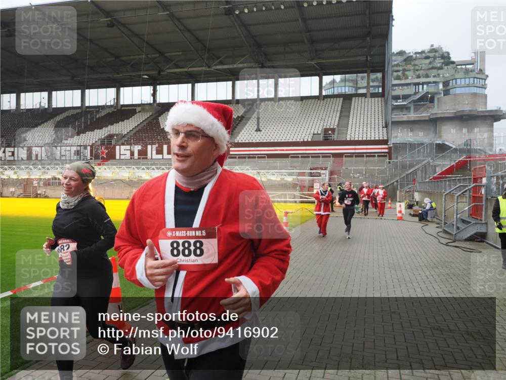 07.12.2025 - St. Pauli X-Mass-Run No. 15 Fabian Wolf http://msf.ph/oto/9416902 07.12.2025 11:12:27 Ziel 46, 76, 79, 218, 489, 597, 605, 663, 671, 682, 718, 836, 839, 888, 1142, 1609, 1610, 2858 meine-sportfotos.de