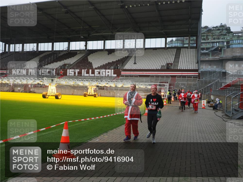07.12.2025 - St. Pauli X-Mass-Run No. 15 Fabian Wolf http://msf.ph/oto/9416904 07.12.2025 11:12:30 Ziel 46, 218, 489, 597, 605, 663, 671, 682, 718, 836, 839, 888, 1142, 1261, 1423, 1609, 1610, 2858 meine-sportfotos.de