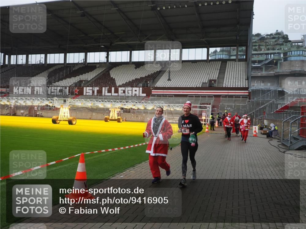 07.12.2025 - St. Pauli X-Mass-Run No. 15 Fabian Wolf http://msf.ph/oto/9416905 07.12.2025 11:12:30 Ziel 46, 218, 489, 597, 605, 663, 671, 682, 718, 836, 839, 888, 1142, 1261, 1423, 1609, 1610, 2858 meine-sportfotos.de