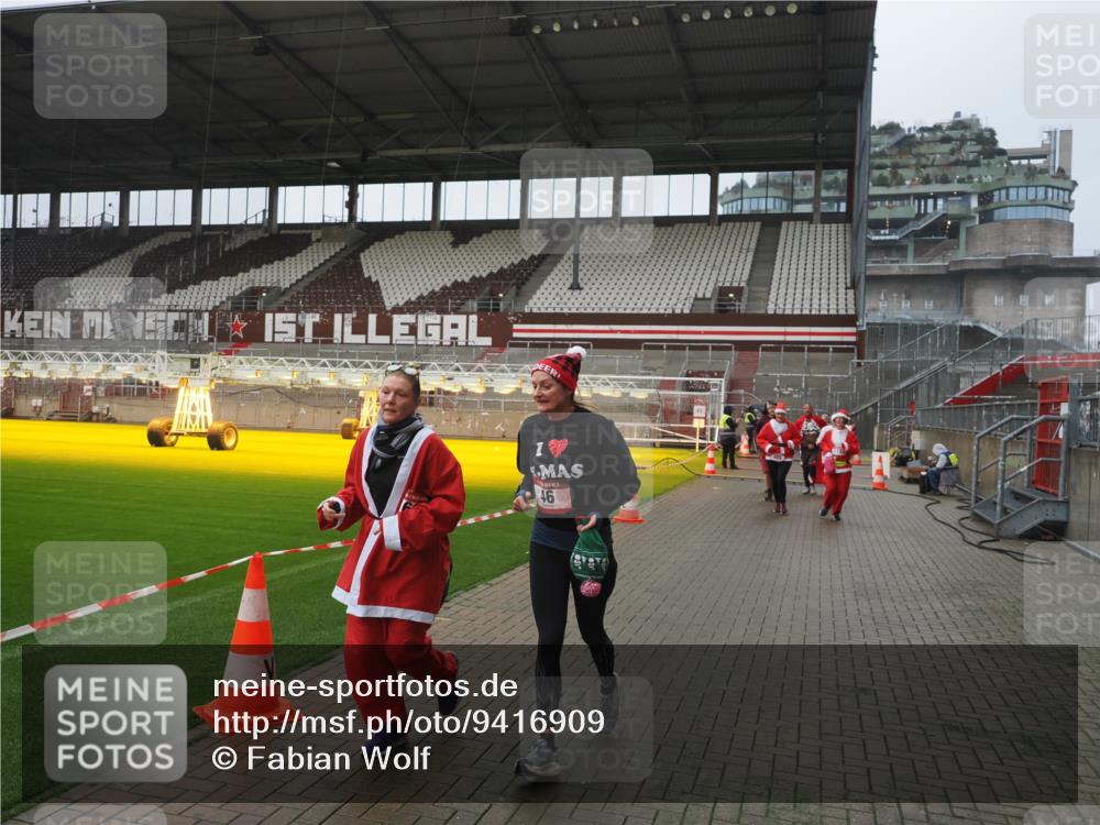 07.12.2025 - St. Pauli X-Mass-Run No. 15 Fabian Wolf http://msf.ph/oto/9416909 07.12.2025 11:12:31 Ziel 46, 218, 489, 597, 663, 671, 682, 718, 836, 839, 888, 1142, 1261, 1423, 1609, 1610, 2858 meine-sportfotos.de