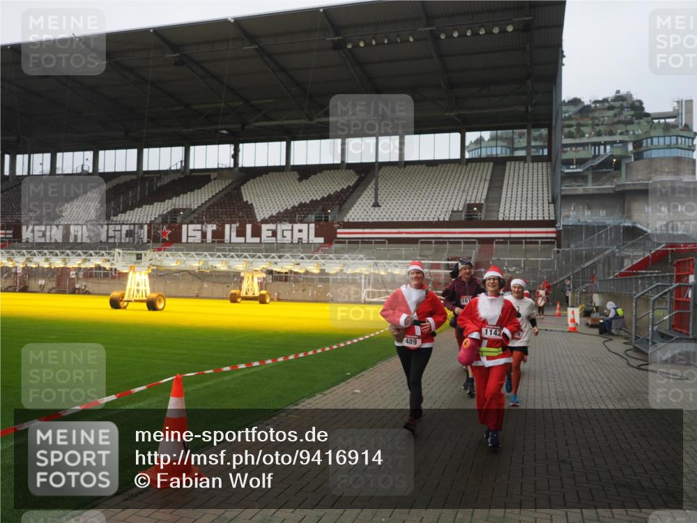 07.12.2025 - St. Pauli X-Mass-Run No. 15 Fabian Wolf http://msf.ph/oto/9416914 07.12.2025 11:12:35 Ziel 46, 218, 489, 663, 671, 682, 718, 1142, 1261, 1423, 1609, 1610, 2858 meine-sportfotos.de