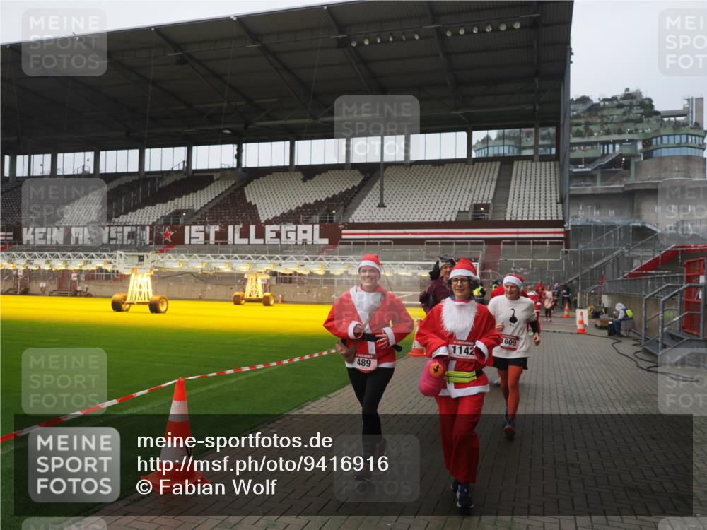 07.12.2025 - St. Pauli X-Mass-Run No. 15 Fabian Wolf http://msf.ph/oto/9416916 07.12.2025 11:12:36 Ziel 46, 489, 663, 1142, 1261, 1420, 1422, 1423, 1609, 1610, 2858 meine-sportfotos.de