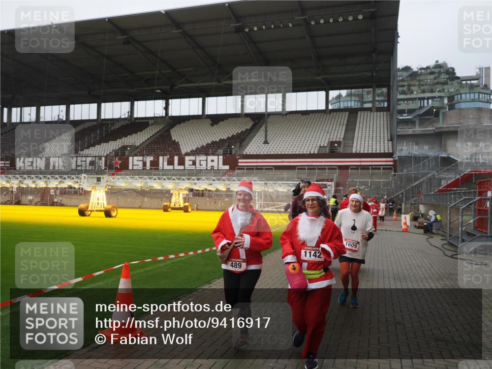 07.12.2025 - St. Pauli X-Mass-Run No. 15 Fabian Wolf http://msf.ph/oto/9416917 07.12.2025 11:12:36 Ziel 46, 489, 663, 1142, 1261, 1420, 1422, 1423, 1609, 1610, 2858 meine-sportfotos.de