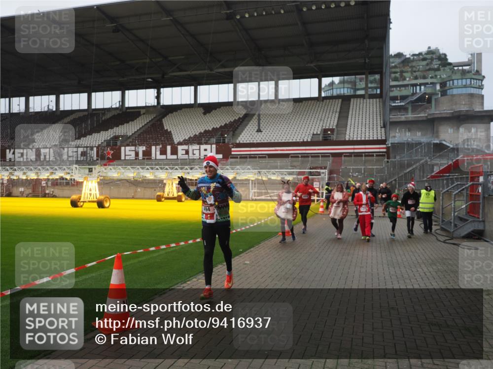 07.12.2025 - St. Pauli X-Mass-Run No. 15 Fabian Wolf http://msf.ph/oto/9416937 07.12.2025 11:12:47 Ziel 494, 1261, 1420, 1422, 1423, 3167, 4794, 4795, 4796, 4802, 4804 meine-sportfotos.de