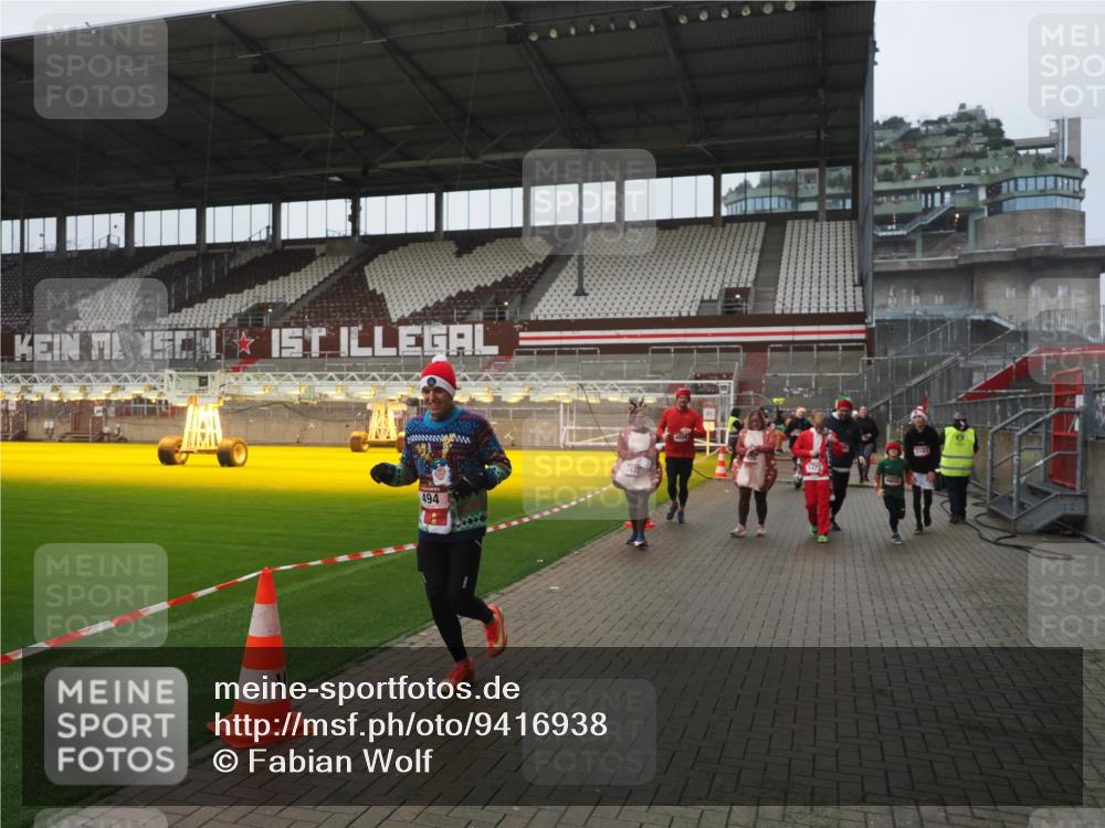07.12.2025 - St. Pauli X-Mass-Run No. 15 Fabian Wolf http://msf.ph/oto/9416938 07.12.2025 11:12:47 Ziel 494, 1261, 1420, 1422, 1423, 3167, 4794, 4795, 4796, 4802, 4804 meine-sportfotos.de