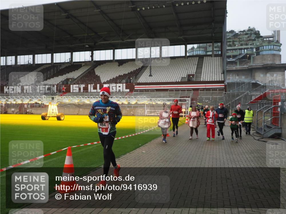 07.12.2025 - St. Pauli X-Mass-Run No. 15 Fabian Wolf http://msf.ph/oto/9416939 07.12.2025 11:12:48 Ziel 494, 1261, 1420, 1422, 1423, 3167, 4794, 4795, 4796, 4802, 4804 meine-sportfotos.de