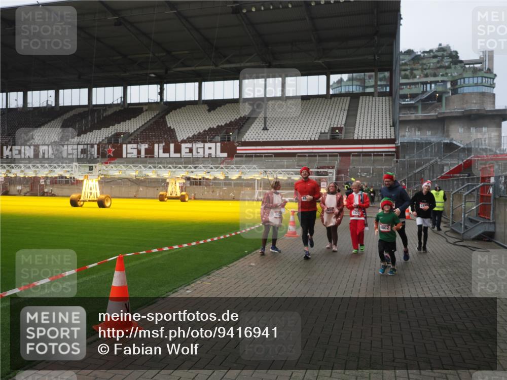07.12.2025 - St. Pauli X-Mass-Run No. 15 Fabian Wolf http://msf.ph/oto/9416941 07.12.2025 11:12:49 Ziel 494, 1420, 1422, 1423, 3167, 4794, 4795, 4796, 4802, 4804 meine-sportfotos.de