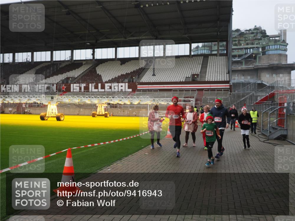 07.12.2025 - St. Pauli X-Mass-Run No. 15 Fabian Wolf http://msf.ph/oto/9416943 07.12.2025 11:12:50 Ziel 494, 681, 919, 1420, 1422, 1423, 3167, 4794, 4795, 4796, 4802, 4804 meine-sportfotos.de