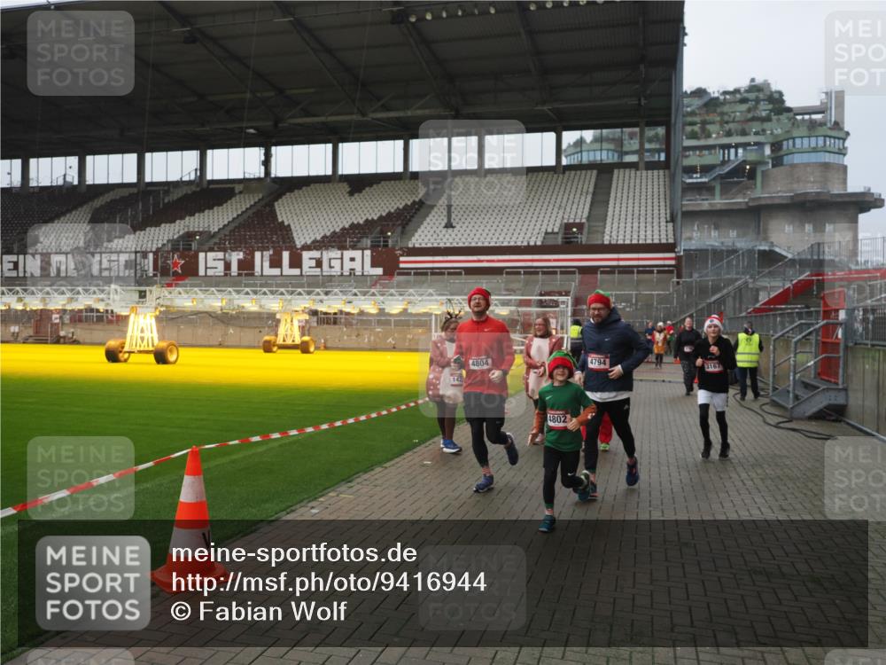 07.12.2025 - St. Pauli X-Mass-Run No. 15 Fabian Wolf http://msf.ph/oto/9416944 07.12.2025 11:12:50 Ziel 494, 681, 919, 1420, 1422, 1423, 3167, 4794, 4795, 4796, 4802, 4804 meine-sportfotos.de