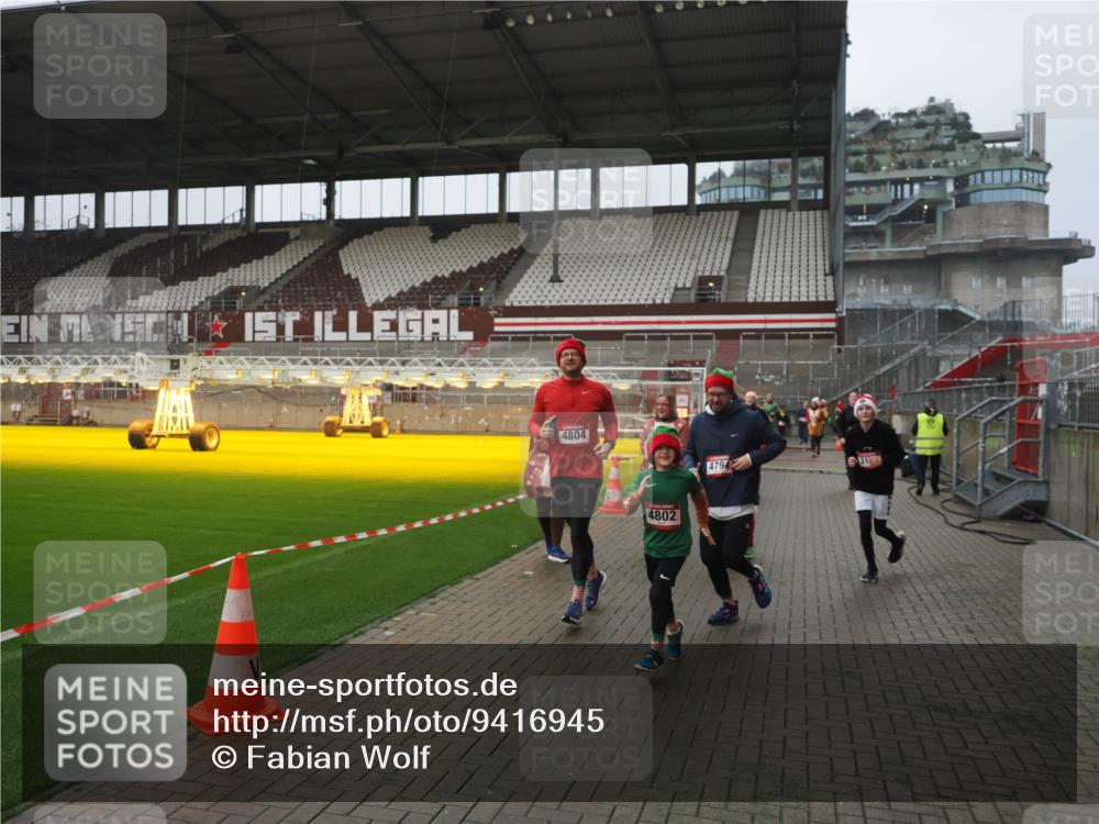 07.12.2025 - St. Pauli X-Mass-Run No. 15 Fabian Wolf http://msf.ph/oto/9416945 07.12.2025 11:12:50 Ziel 494, 681, 919, 1420, 1422, 1423, 3167, 4794, 4795, 4796, 4802, 4804 meine-sportfotos.de