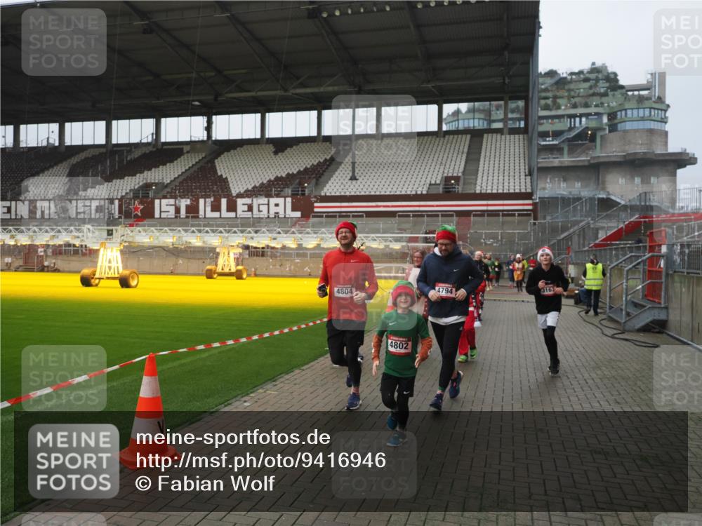 07.12.2025 - St. Pauli X-Mass-Run No. 15 Fabian Wolf http://msf.ph/oto/9416946 07.12.2025 11:12:50 Ziel 494, 681, 919, 1420, 1422, 1423, 3167, 4794, 4795, 4796, 4802, 4804 meine-sportfotos.de