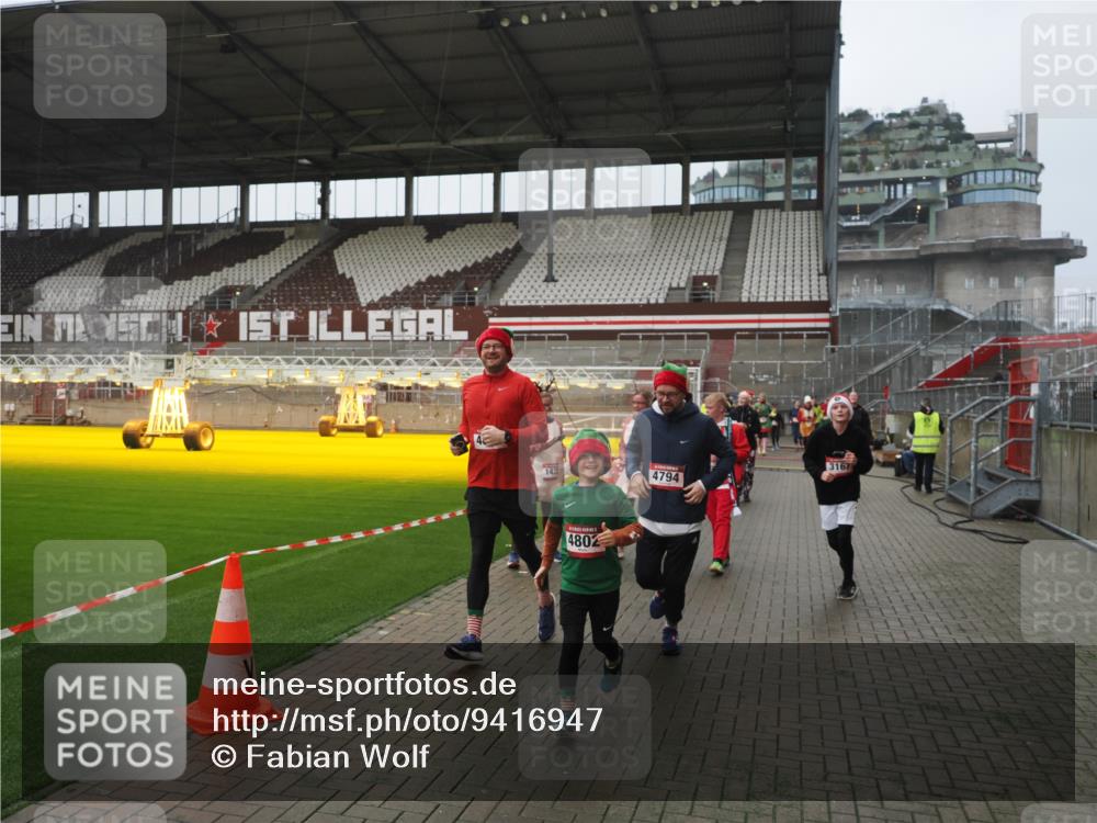 07.12.2025 - St. Pauli X-Mass-Run No. 15 Fabian Wolf http://msf.ph/oto/9416947 07.12.2025 11:12:51 Ziel 494, 681, 919, 1420, 1422, 3167, 4794, 4795, 4796, 4802, 4804 meine-sportfotos.de