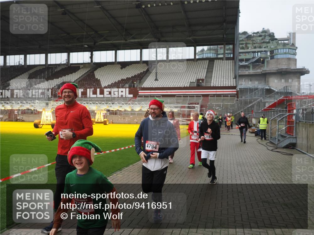 07.12.2025 - St. Pauli X-Mass-Run No. 15 Fabian Wolf http://msf.ph/oto/9416951 07.12.2025 11:12:51 Ziel 494, 681, 919, 1420, 1422, 3167, 4794, 4795, 4796, 4802, 4804 meine-sportfotos.de