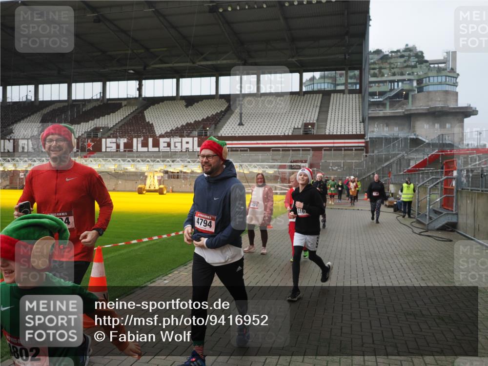 07.12.2025 - St. Pauli X-Mass-Run No. 15 Fabian Wolf http://msf.ph/oto/9416952 07.12.2025 11:12:52 Ziel 494, 681, 919, 1175, 1178, 1420, 1422, 3167, 4794, 4795, 4796, 4802, 4804 meine-sportfotos.de