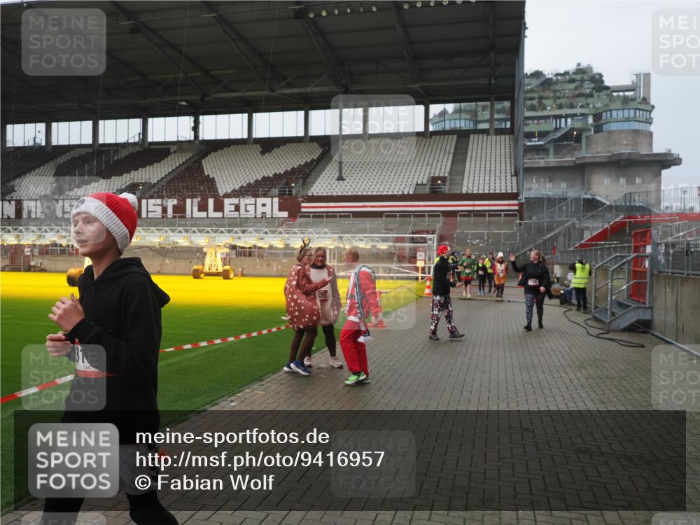 07.12.2025 - St. Pauli X-Mass-Run No. 15 Fabian Wolf http://msf.ph/oto/9416957 07.12.2025 11:12:53 Ziel 494, 681, 919, 1175, 1178, 1420, 1422, 1703, 3167, 4794, 4795, 4796, 4802, 4804 meine-sportfotos.de