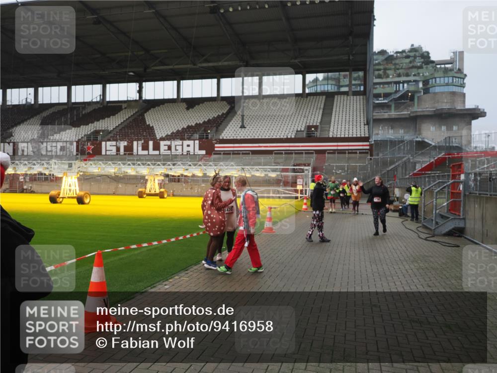 07.12.2025 - St. Pauli X-Mass-Run No. 15 Fabian Wolf http://msf.ph/oto/9416958 07.12.2025 11:12:53 Ziel 494, 681, 919, 1175, 1178, 1420, 1422, 1703, 3167, 4794, 4795, 4796, 4802, 4804 meine-sportfotos.de