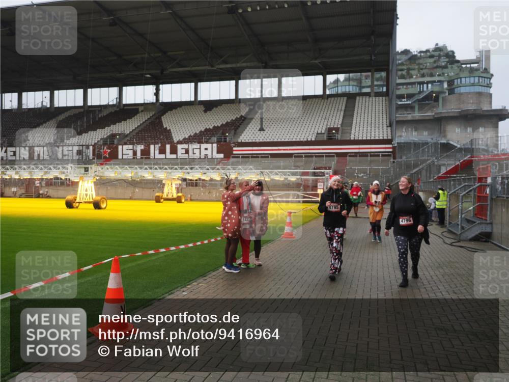 07.12.2025 - St. Pauli X-Mass-Run No. 15 Fabian Wolf http://msf.ph/oto/9416964 07.12.2025 11:12:57 Ziel 494, 681, 683, 684, 919, 1175, 1178, 1703, 3167, 4794, 4795, 4796, 4802, 4804 meine-sportfotos.de