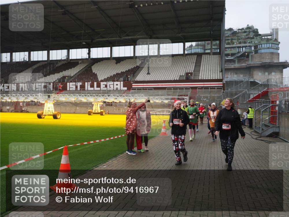 07.12.2025 - St. Pauli X-Mass-Run No. 15 Fabian Wolf http://msf.ph/oto/9416967 07.12.2025 11:12:58 Ziel 494, 681, 683, 684, 919, 1175, 1178, 1703, 3167, 4794, 4795, 4796, 4802, 4804 meine-sportfotos.de