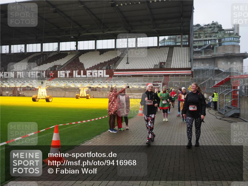 07.12.2025 - St. Pauli X-Mass-Run No. 15 Fabian Wolf http://msf.ph/oto/9416968 07.12.2025 11:12:58 Ziel 494, 681, 683, 684, 919, 1175, 1178, 1703, 3167, 4794, 4795, 4796, 4802, 4804 meine-sportfotos.de