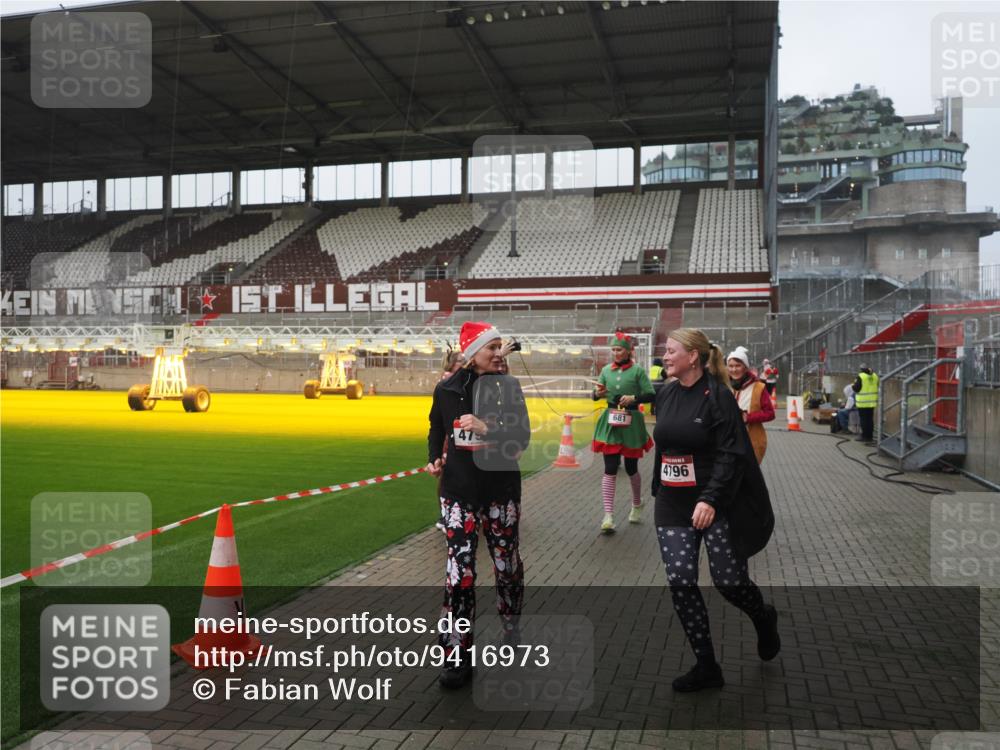 07.12.2025 - St. Pauli X-Mass-Run No. 15 Fabian Wolf http://msf.ph/oto/9416973 07.12.2025 11:12:59 Ziel 494, 681, 683, 684, 919, 1175, 1178, 1703, 3167, 4794, 4795, 4796, 4802, 4804 meine-sportfotos.de