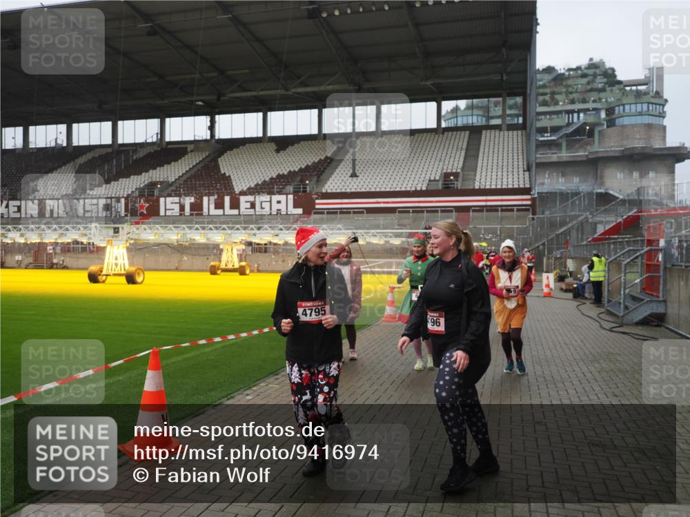 07.12.2025 - St. Pauli X-Mass-Run No. 15 Fabian Wolf http://msf.ph/oto/9416974 07.12.2025 11:13:00 Ziel 681, 683, 684, 919, 1175, 1178, 1703, 3167, 4794, 4795, 4796, 4802, 4804 meine-sportfotos.de