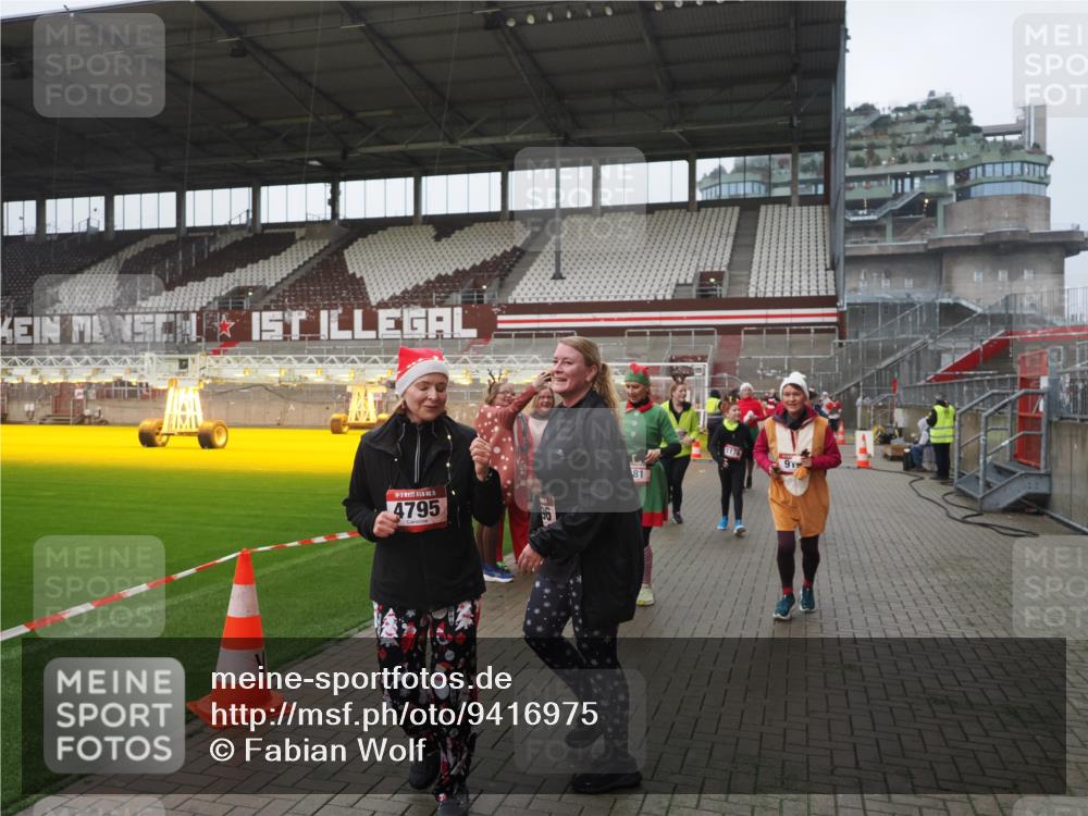 07.12.2025 - St. Pauli X-Mass-Run No. 15 Fabian Wolf http://msf.ph/oto/9416975 07.12.2025 11:13:00 Ziel 681, 683, 684, 919, 1175, 1178, 1703, 3167, 4794, 4795, 4796, 4802, 4804 meine-sportfotos.de