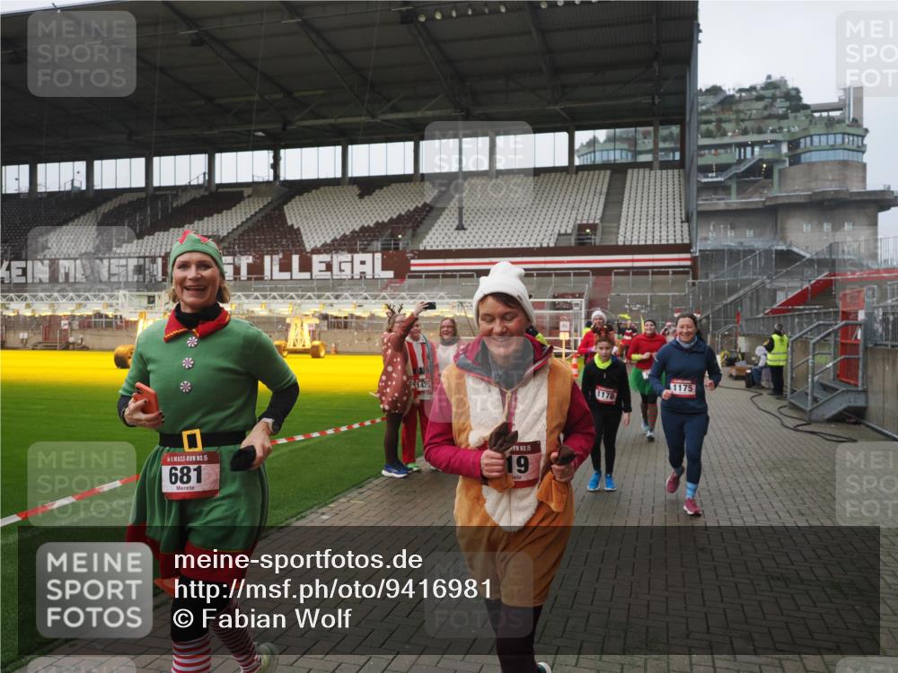 07.12.2025 - St. Pauli X-Mass-Run No. 15 Fabian Wolf http://msf.ph/oto/9416981 07.12.2025 11:13:02 Ziel 681, 683, 684, 919, 1175, 1178, 1703, 3167, 4795, 4796 meine-sportfotos.de