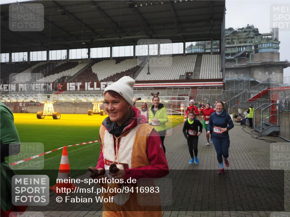 07.12.2025 - St. Pauli X-Mass-Run No. 15 Fabian Wolf http://msf.ph/oto/9416983 07.12.2025 11:13:02 Ziel 681, 683, 684, 919, 1175, 1178, 1703, 3167, 4795, 4796 meine-sportfotos.de