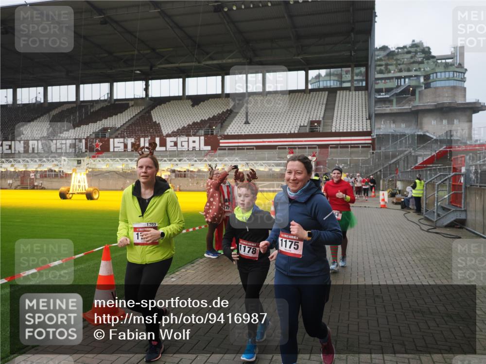 07.12.2025 - St. Pauli X-Mass-Run No. 15 Fabian Wolf http://msf.ph/oto/9416987 07.12.2025 11:13:04 Ziel 17, 22, 47, 681, 683, 684, 919, 1022, 1175, 1178, 1703, 4795, 4796 meine-sportfotos.de