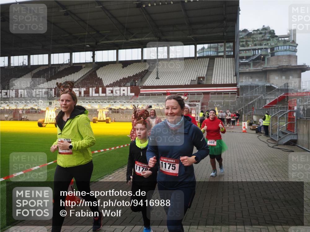 07.12.2025 - St. Pauli X-Mass-Run No. 15 Fabian Wolf http://msf.ph/oto/9416988 07.12.2025 11:13:04 Ziel 17, 22, 47, 681, 683, 684, 919, 1022, 1175, 1178, 1703, 4795, 4796 meine-sportfotos.de