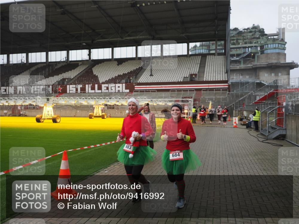 07.12.2025 - St. Pauli X-Mass-Run No. 15 Fabian Wolf http://msf.ph/oto/9416992 07.12.2025 11:13:05 Ziel 17, 22, 47, 681, 683, 684, 919, 1022, 1175, 1178, 1703, 4795, 4796 meine-sportfotos.de