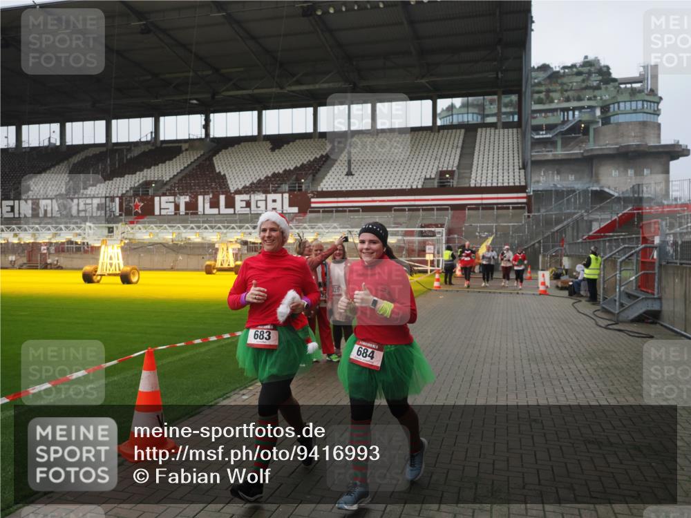 07.12.2025 - St. Pauli X-Mass-Run No. 15 Fabian Wolf http://msf.ph/oto/9416993 07.12.2025 11:13:05 Ziel 17, 22, 47, 681, 683, 684, 919, 1022, 1175, 1178, 1703, 4795, 4796 meine-sportfotos.de
